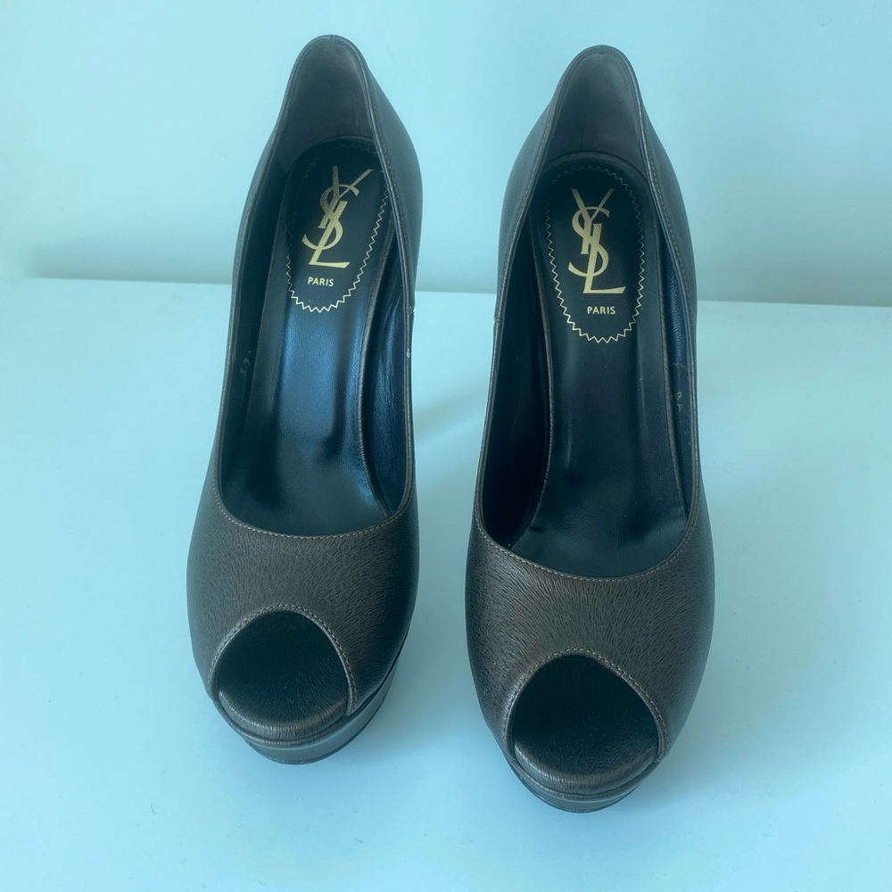 Yves Saint Laurent Pumps